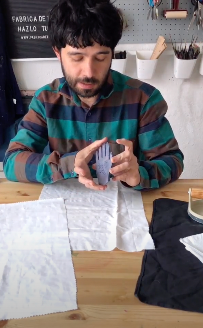 Sello de goma azul vinílica.