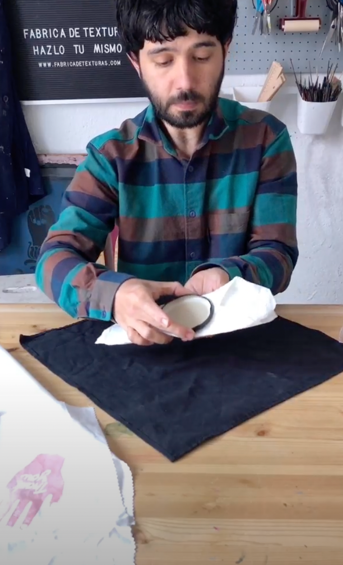 El tapón se coloca entre las servilletas de papel.