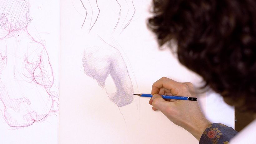 Añade contorno al brazo.