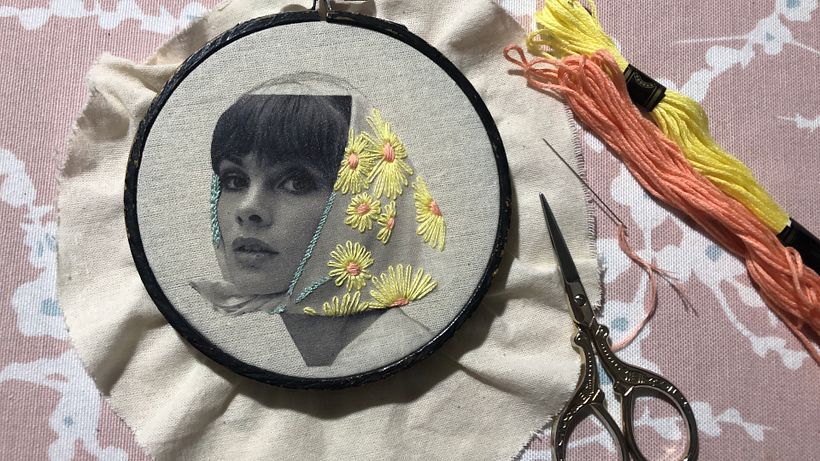 Luego borde las florecitas del pañuelo 