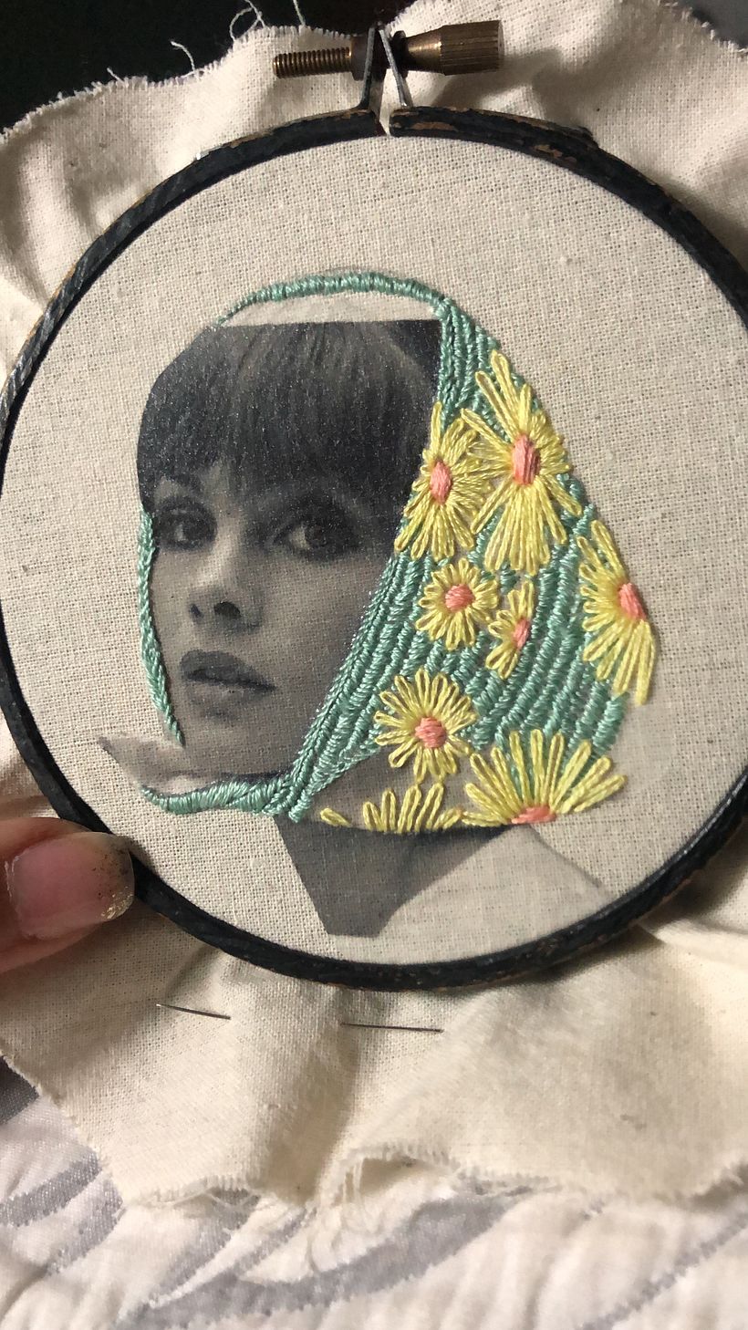 La imagen que utilice estaba incompleta así que me toca inventar bordado 