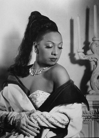 A dançarina e cantora Josephine Baker tornou-se uma das artistas mais populares e bem pagas da Europa