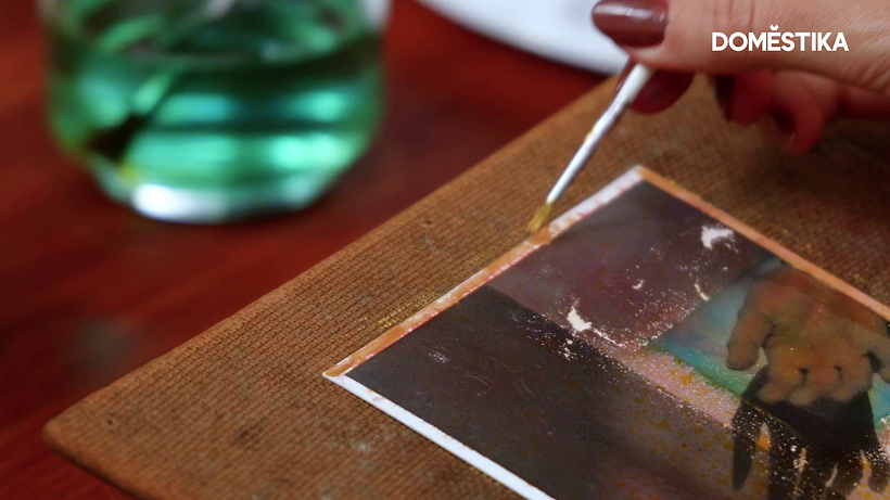 Paint the edges with your preferred sparkle.