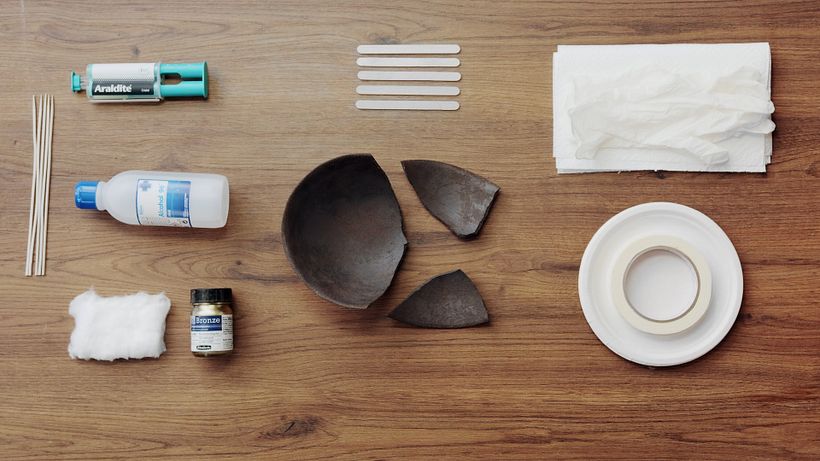 You will discover the materials you need to restore pottery in Clara’s online course.