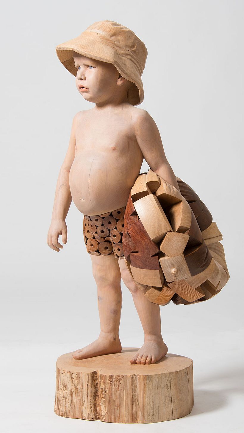  Desinflado, 2020. 98 x 47 x 32 cm.   Madera de ciprés pintada y maderas recuperadas (haya, melis, iroko y bubinga)