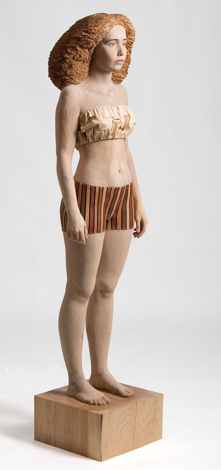 18 years old, Helena, 2020. 177 x 44 x 45 cm. Madera de cedro pintada, madera de tilo y otras maderas recuperadas
