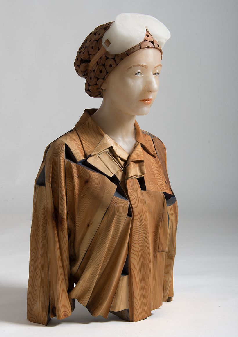 Ada, 2016-2020. 78 x 46 x 25 cm.  Madera de pino, alabastro y canillas textiles.