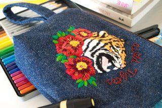 Tigre entre flores. - Ilustrasi tradisional