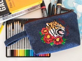 Tigre entre flores. - Ilustrasi tradisional