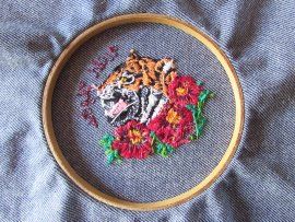 Tigre entre flores. - Ilustrasi tradisional