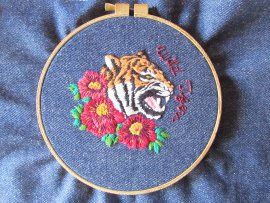 Tigre entre flores. - Ilustrasi tradisional