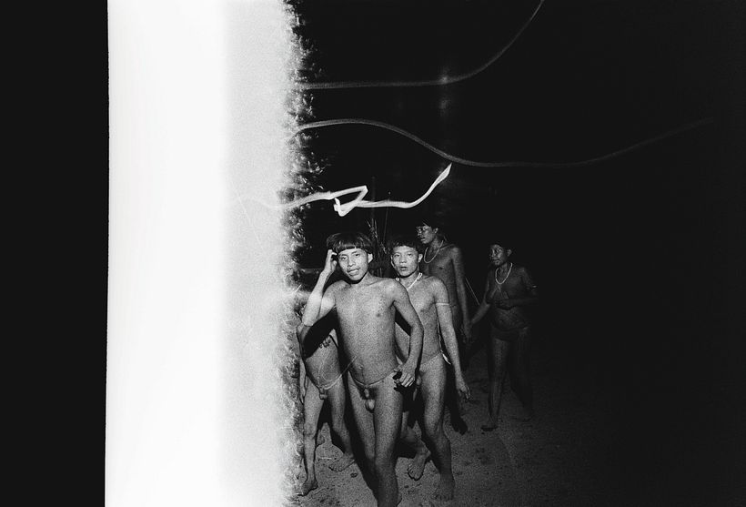 Naki uxima y Marokoi Wapokohipi thëri bailan y cantan. Catrimani, Roraima, 1974. © Claudia Andujar