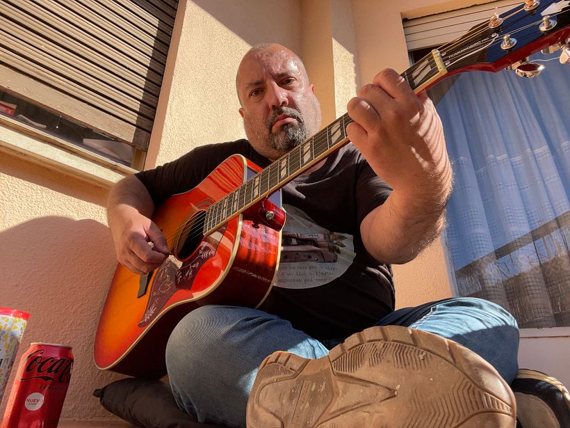 Tocando mi guitarra acústica 1