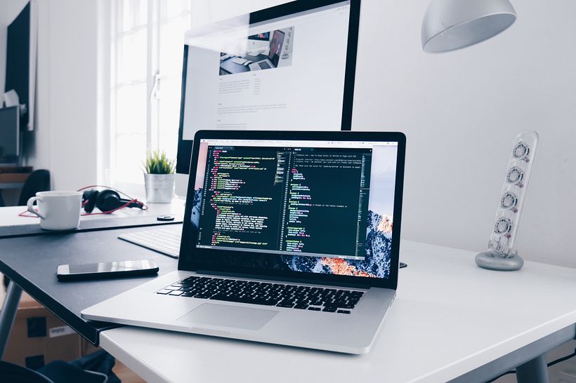 Un web designer necesita múltiples habilidades. Foto: Christopher gower para Unsplash.