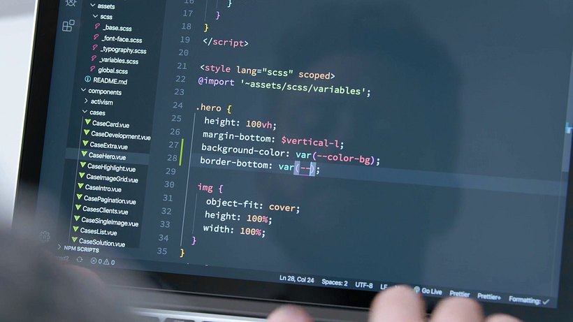 Un web designer debe comprender el lenguaje de códigos.