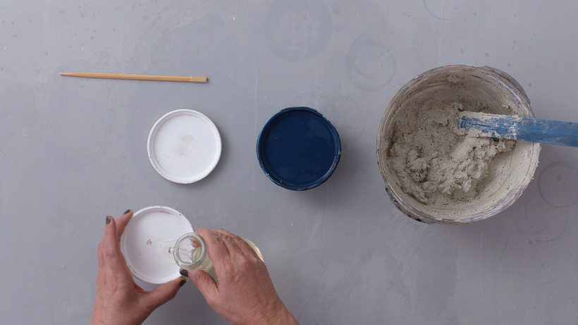 Grease the mold with vegetable oil.