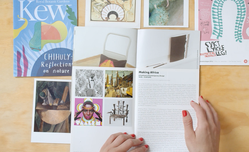 Algunos de los folletos que guarda Catalina.