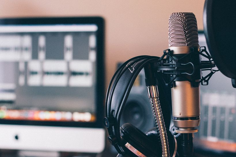Escucha otros podcast para comparar calidades de audio.