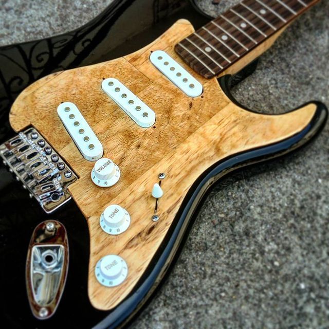 PÁTINAS SOBRE PICKGUARDS COMO LIENZOS 1