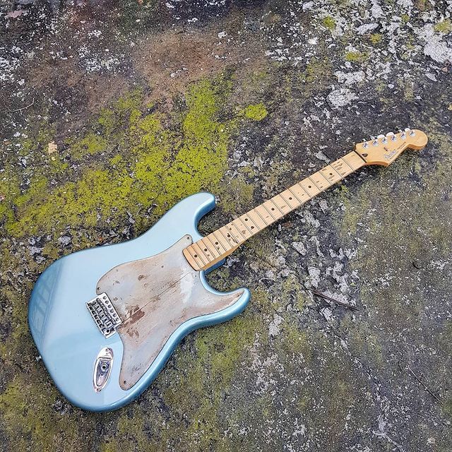 PÁTINAS SOBRE PICKGUARDS COMO LIENZOS 7