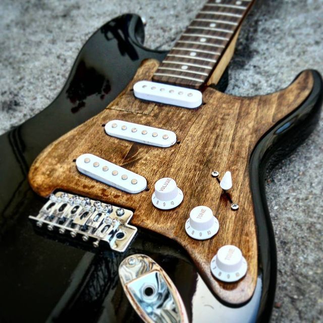 PÁTINAS SOBRE PICKGUARDS COMO LIENZOS 8