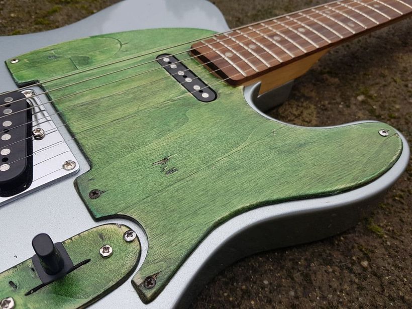 PÁTINAS SOBRE PICKGUARDS COMO LIENZOS 9