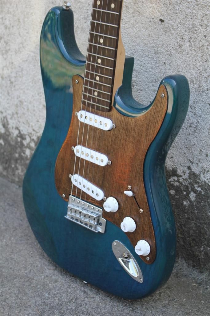 PÁTINAS SOBRE PICKGUARDS COMO LIENZOS 13
