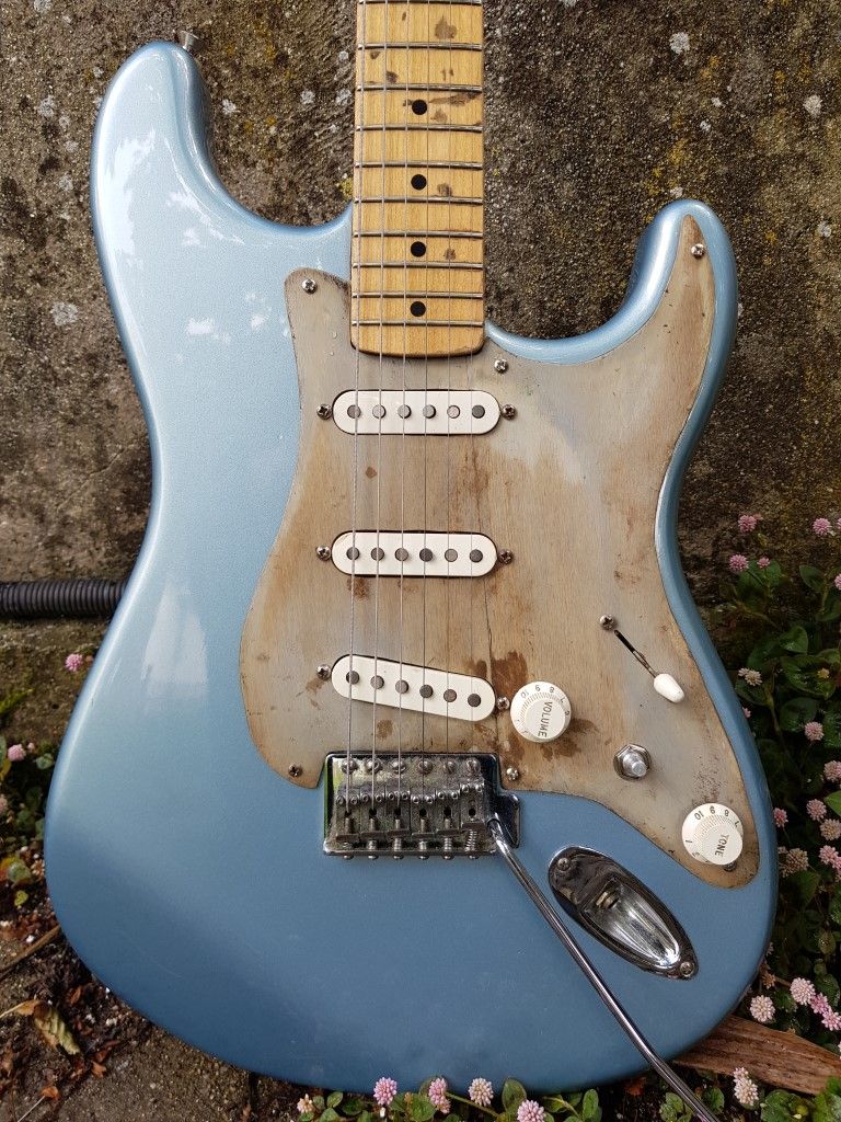 PÁTINAS SOBRE PICKGUARDS COMO LIENZOS 17