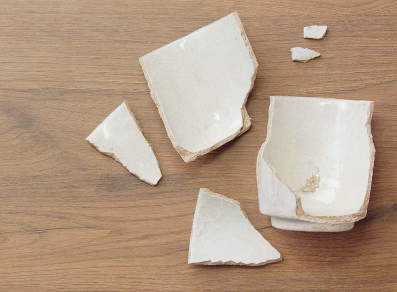 Pieza rota en cuatro partes y detalles listos para la restauración.