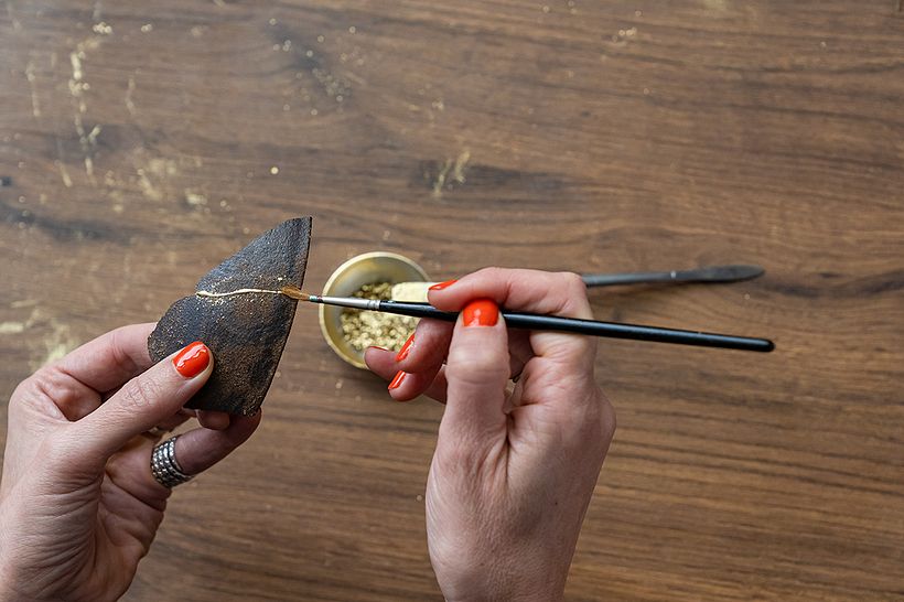 Las piezas rotas se unen con lacas doradas.