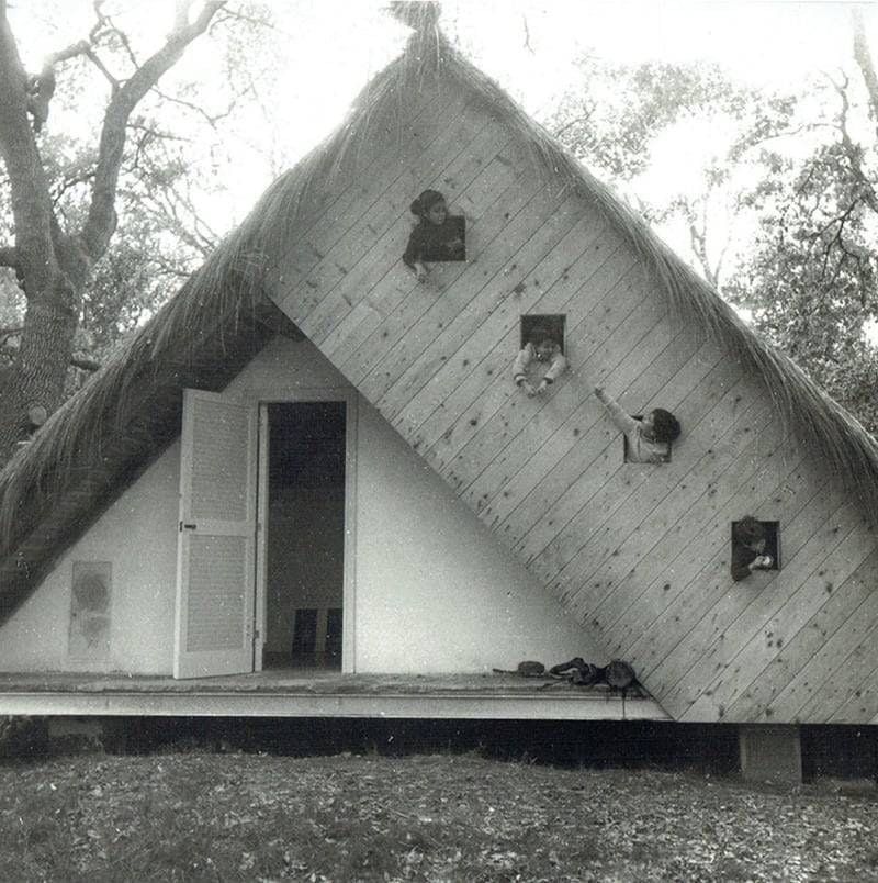 El Club de la Cabaña showcases Spanish cabin architecture, such as the above, by Julio Lafuente.