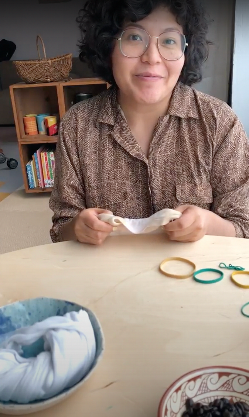 Recuerda amordertar la prenda.