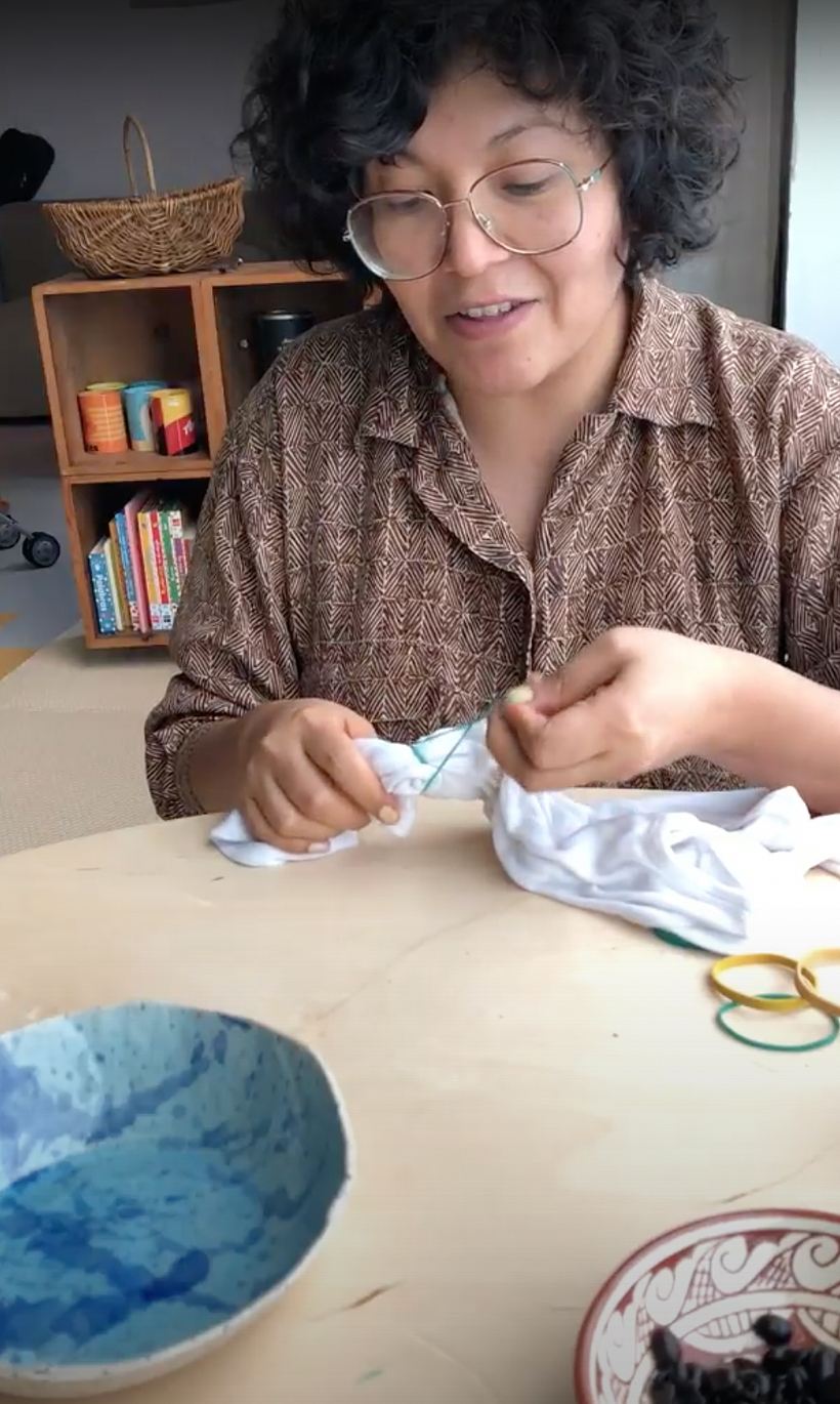 Es importante que la prenda esté seca. Pon las gomas en las zonas en las que quieres la transición de colores.