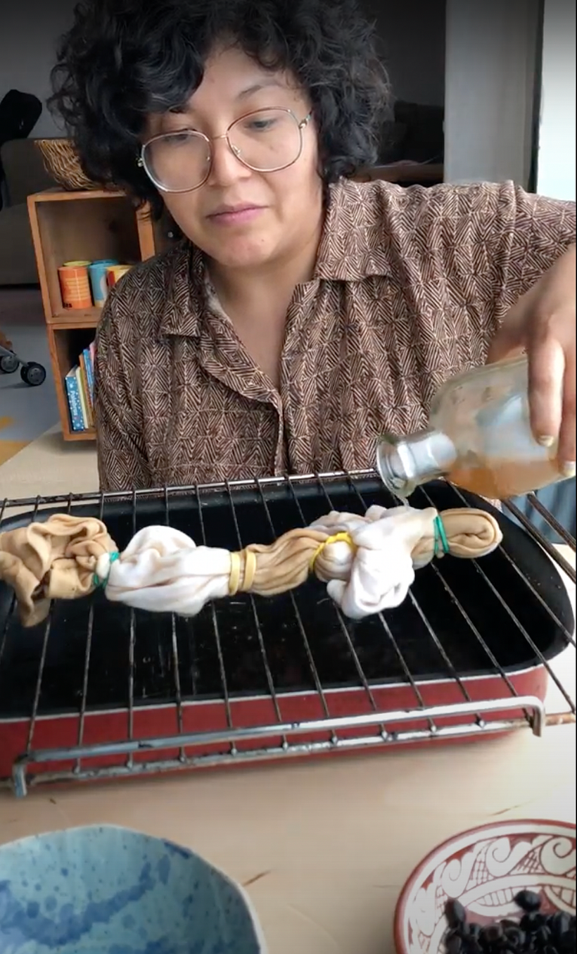 Teñido con tinte de aguacate.