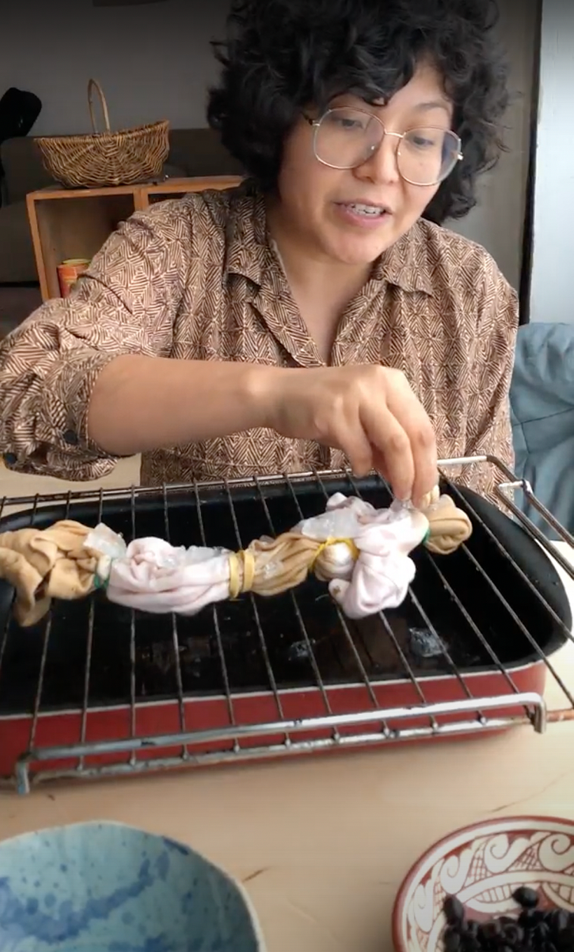 Usar hielo es un truco perfecto para que el degradado fluya en la prenda.