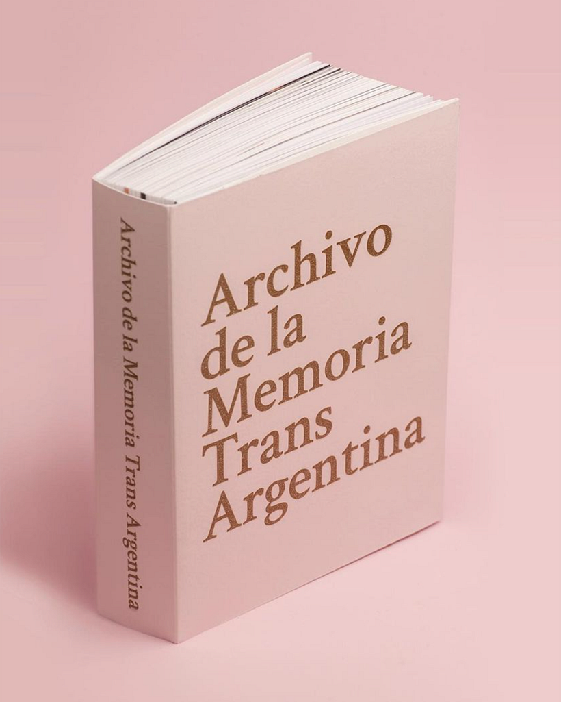 Las letras de la tapa están cubiertas en glitter dorado.