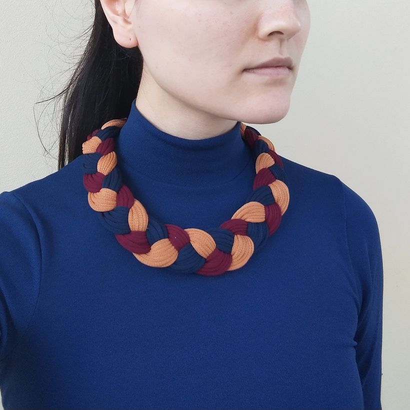 colar bordô, azul e amarelo ser.ellen