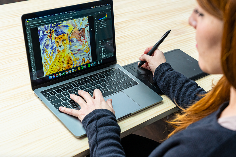 La artista digitalizando su pieza.