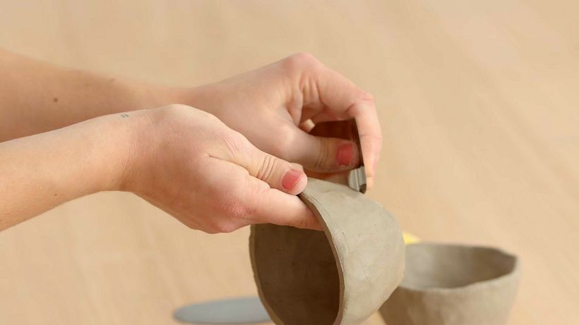 Smooth the pot with a rim and a sponge