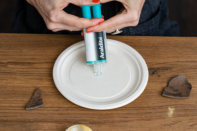 Pegamento Epoxi en formato de dos tubos.