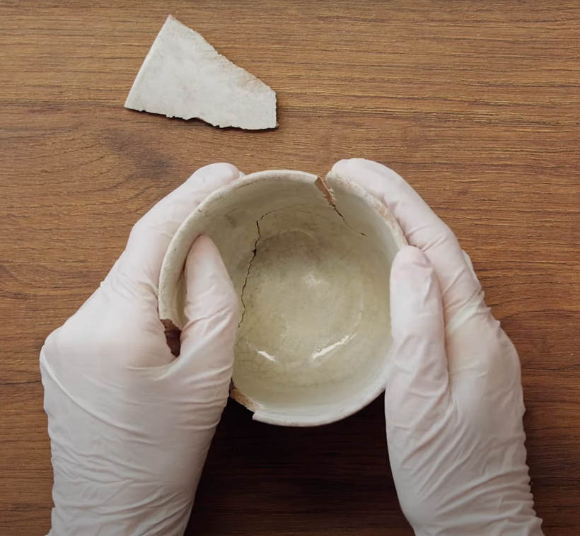 Clara trabaja con guantes de látex.