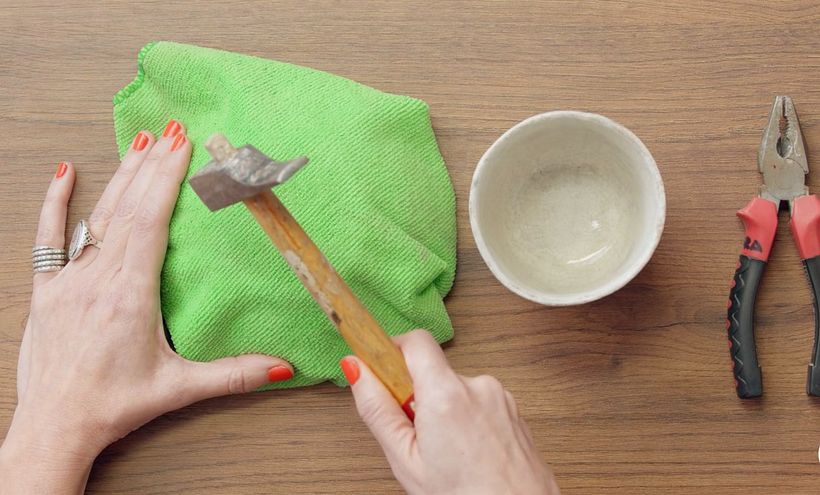 Un paño grueso o una toalla para proteger la pieza. 