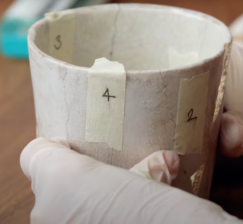 Cinta adhesiva en la pieza. 