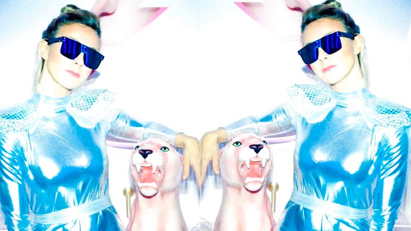 Patricia crea divertidos GIFs con objetos llamativos.