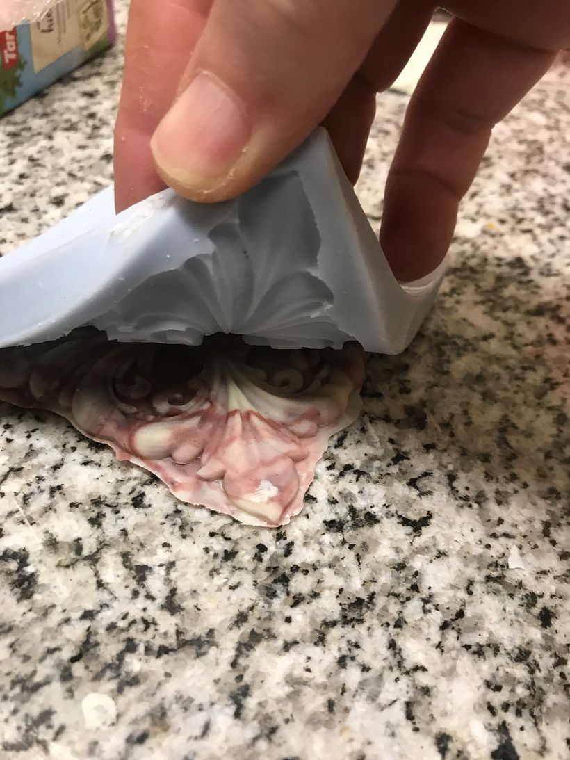 Desmoldando una moldura de mármol rosado.