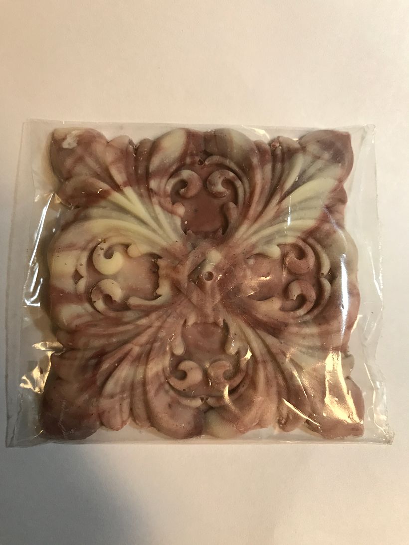 Moldura de mármol rosado.