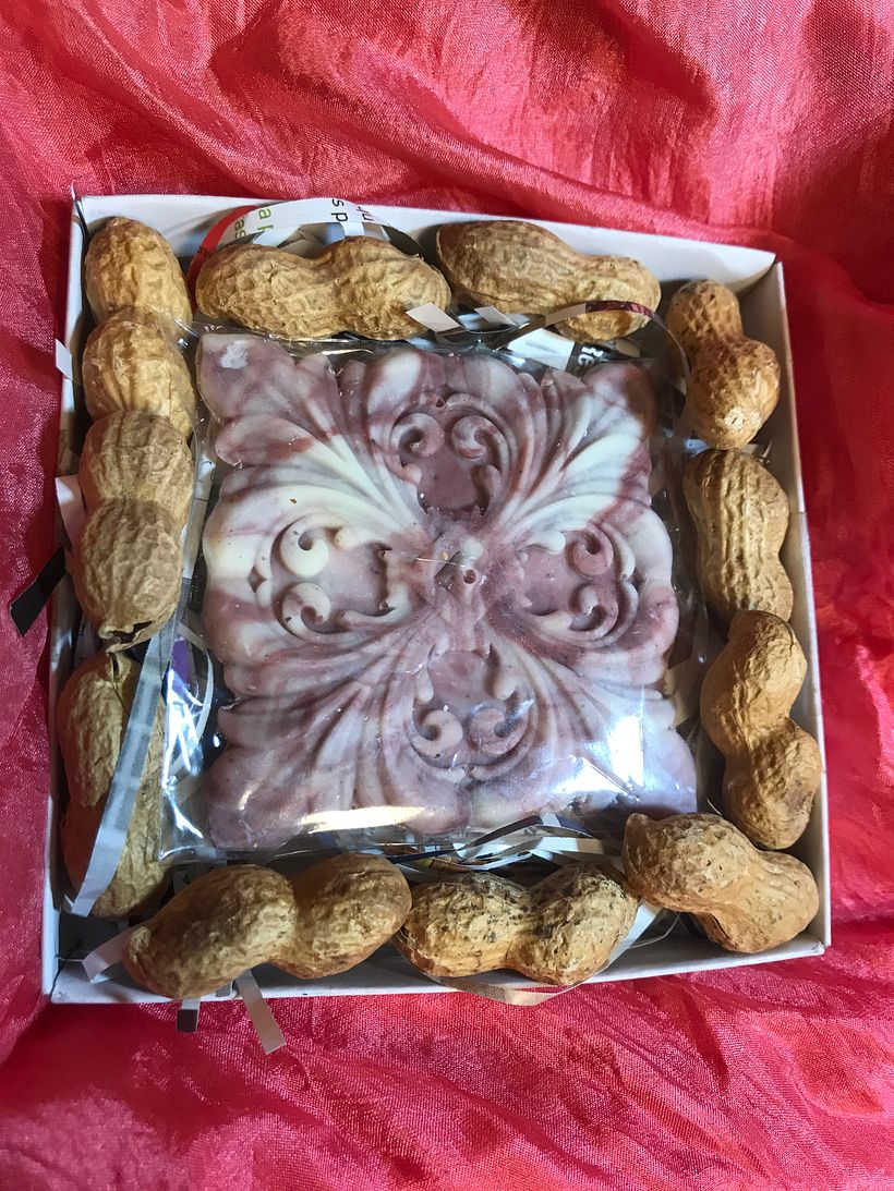 Tableta de chocolate, simil moldura de mármol sin movimientos en la caja.
