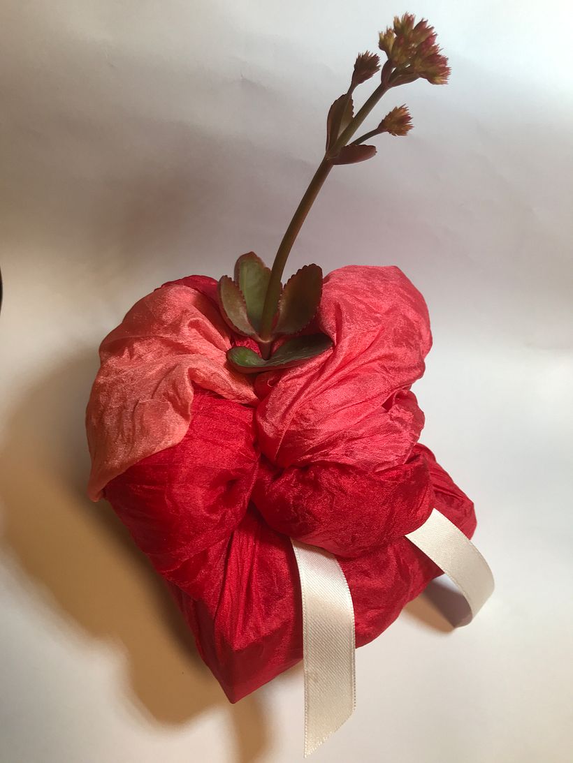 Usamos gaza roja en degradé para una envoltura Furoshiki.
