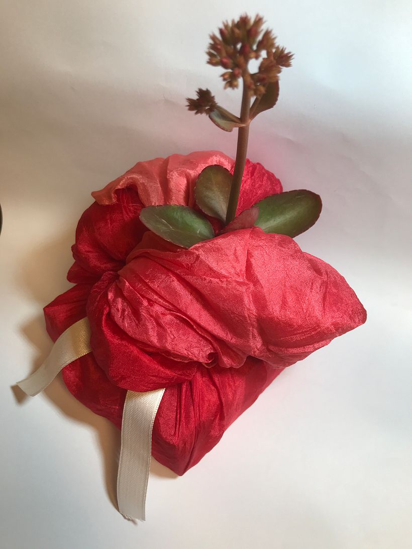 Agregué un lazo blanco de raso y una flor viva para cortar con la calidez del color.