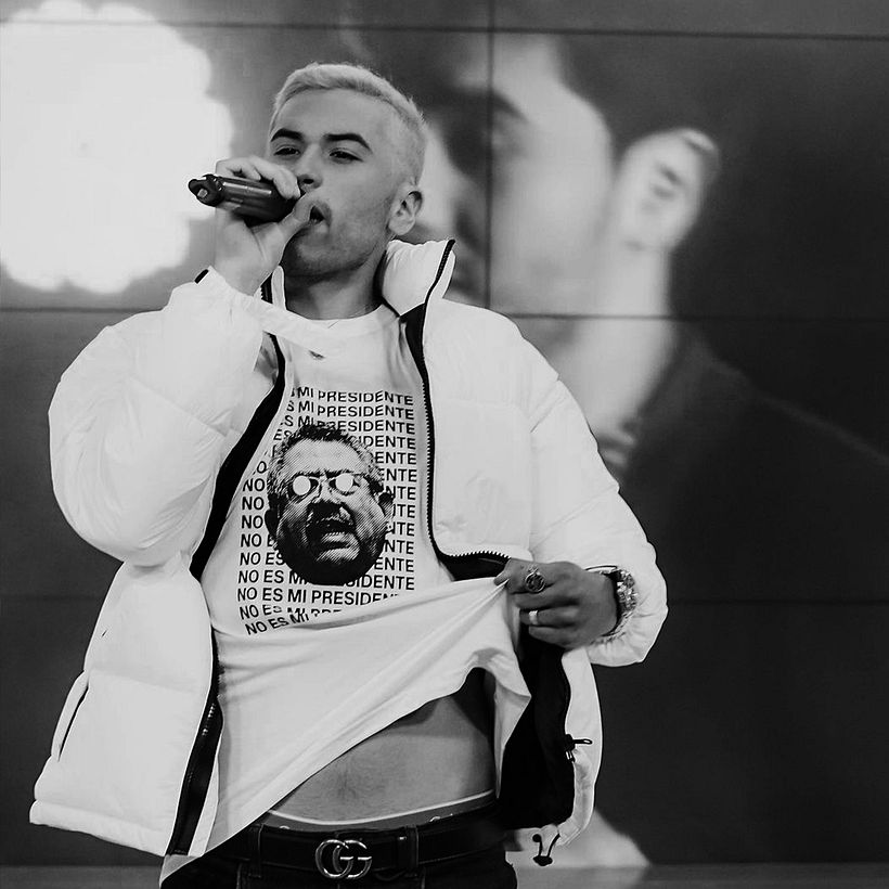 Şarkıcı Alec Román, muhalif kanal Willax'ta canlı performans sergiliyor.